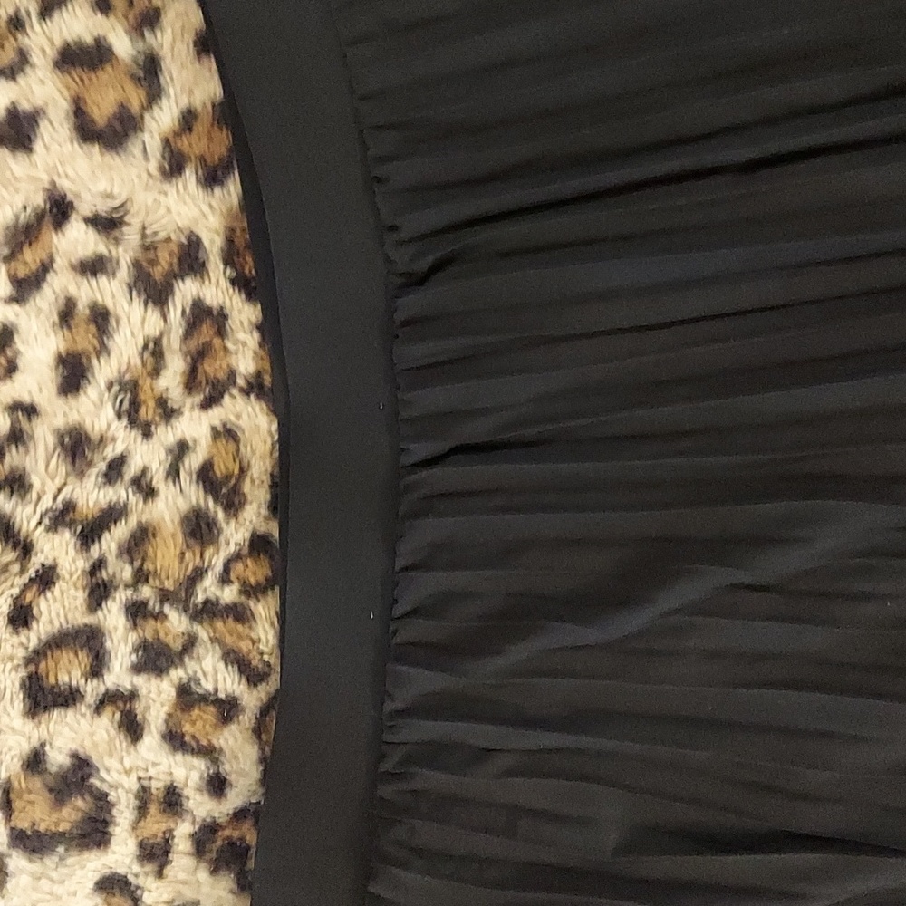 Black pleated skirt - Picture 2 of 3